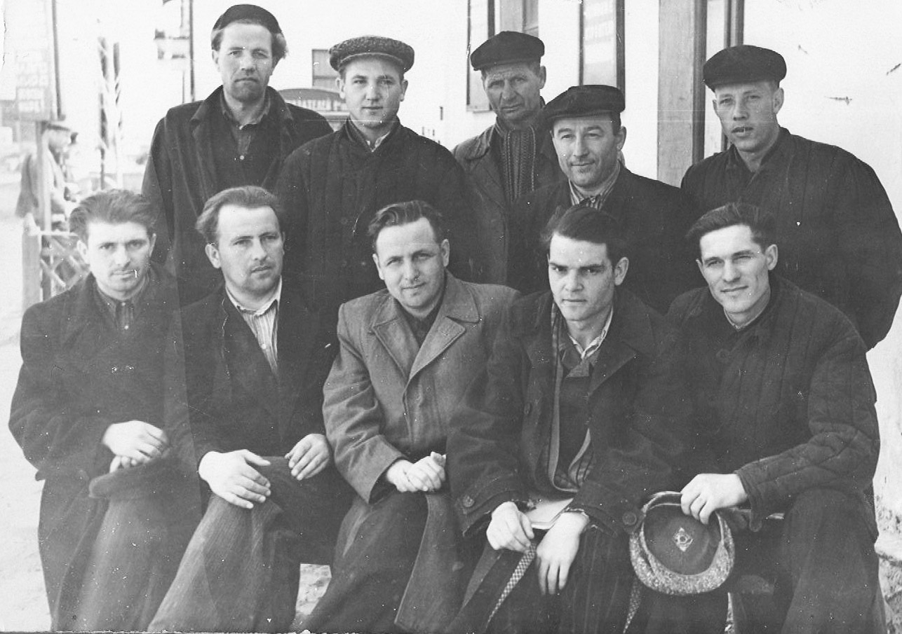 Некролог Николаю Яковлевичу Шатилину Шатилин Н. Я. в первом ряду второй слева