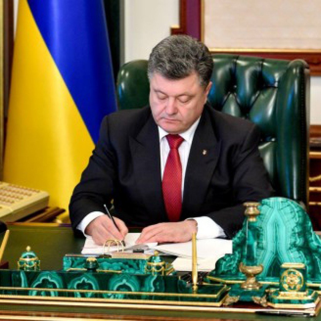 Что за зеленая штука на столе у Порошенко Петр Порошенко