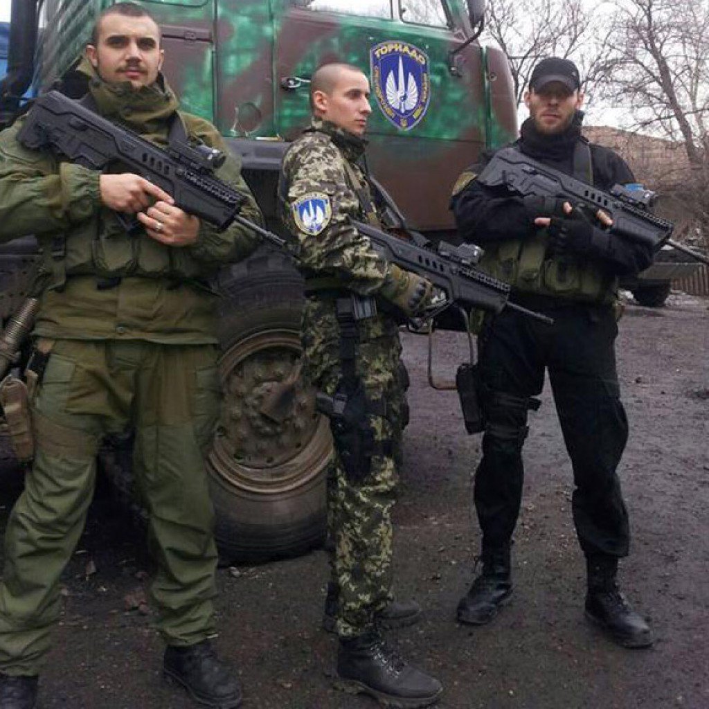 Украинские добровольцы получили современные автоматы Украинские добровольцы получили современные автоматы