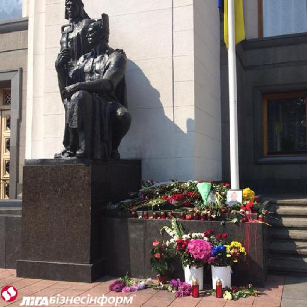 Киевляне усыпали цветами место гибели бойцов НГУ под Радой