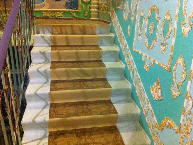 В Киеве пенсионер превратил подъезд в дворец Screenshot_11