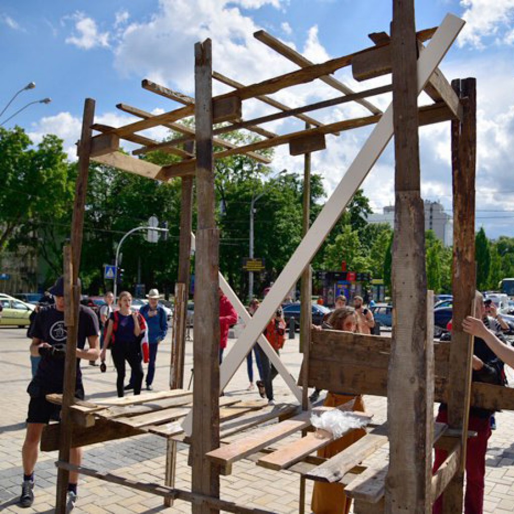 На Михайловской площади в Киеве воссоздали хижину ромов