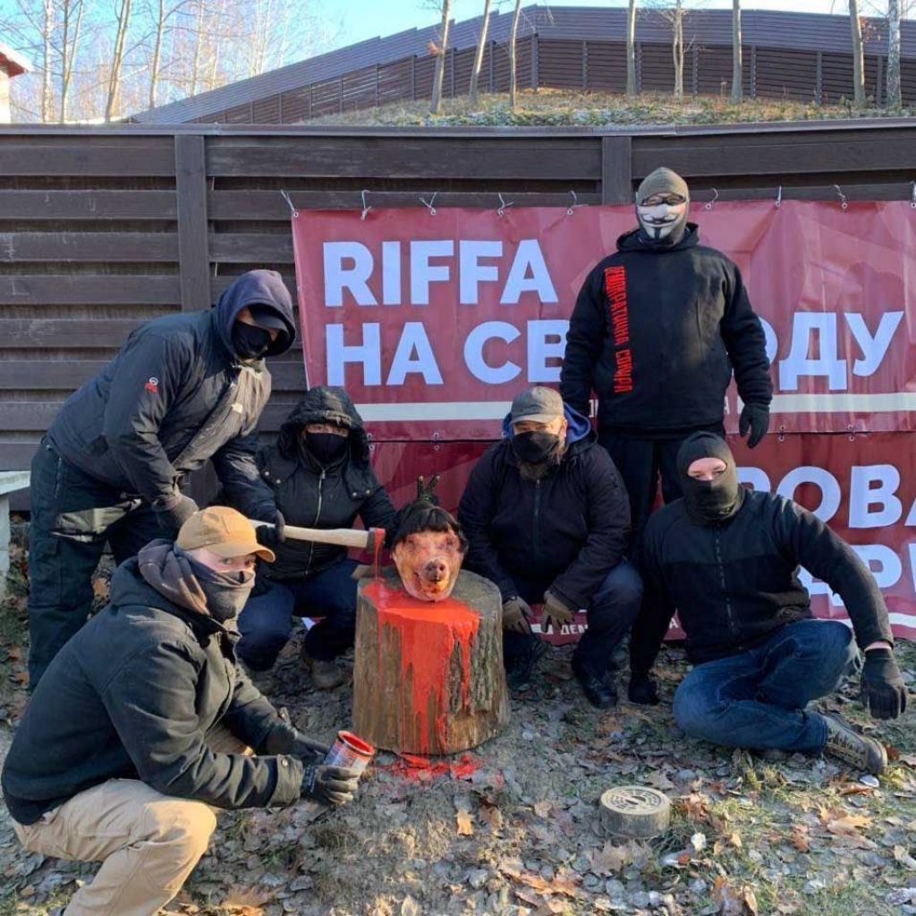 Демократична Сокира привезла подарунок під будинок генерального прокурора Демократична Сокира привезла подарунок під будинок генерального прокурора