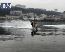Киевлянин на мотоцикле пересек реку Днепр