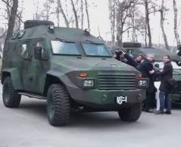 Украинским силовикам представили новые бронеавтомобили “Барс-8”