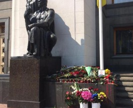 Киевляне усыпали цветами место гибели бойцов НГУ под Радой