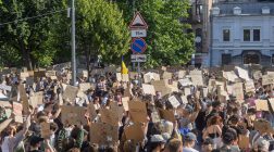 Картонковий Майдан Лише Бере Паузу