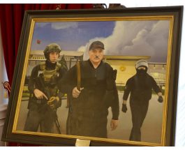 Лукашенко повесил во Дворце независимости картину «где бегал с Колей с автоматом»