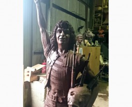 Бону Скотту, первому вокалисту AC/DC, в Шотландии установят памятник